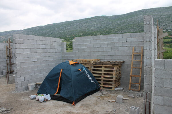 Kempovanie v rozostavanej budove v Bosne