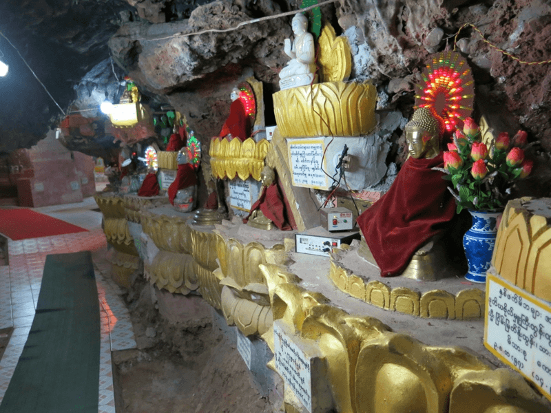 Sošky Budhov v jaskyni v mieste Kalaw v Mjanmarsku