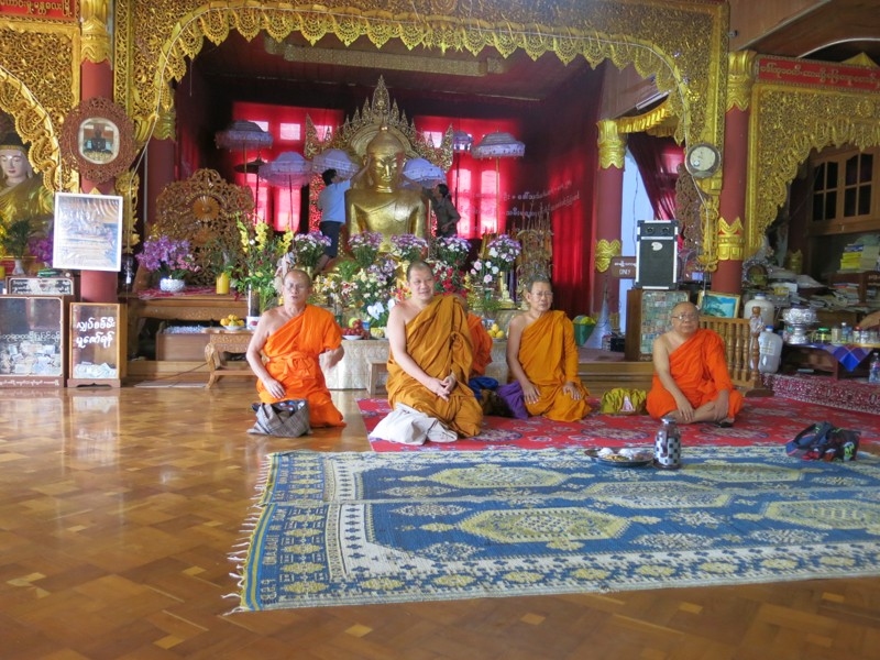 Thajskí budhistickí mnísi na návšteve v Mjanmarsku