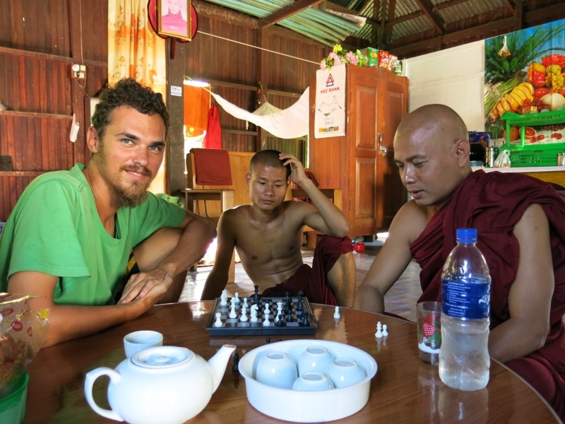 S mníchom šachovým šampiónom v kláštore v Mjanmarsku