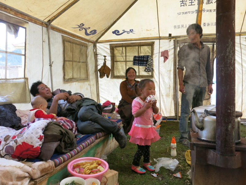 V stane u kočovných pastierov jakov v Tibete