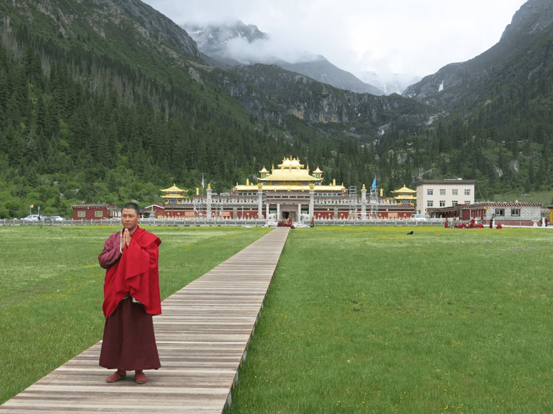 Mních ktorý ma odviezol Mercedesom do ich kláštora s univerzitou Dzogchsen Shira