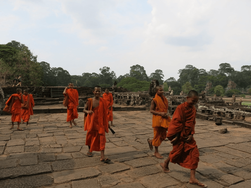 Kambodžskí mnísi na ruinách neďaleko Angkor Thom