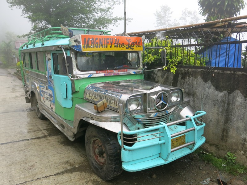 Jeepney - americký vojenský jeep premenený na autobus. Obľúbený dopravný prostriedok na Filipínach.