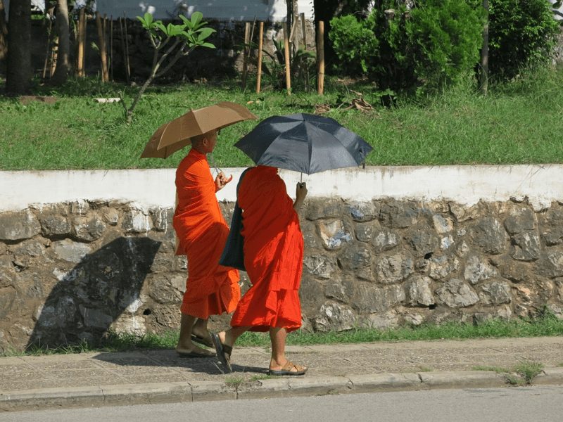 Laoskí mnísi na prechádzke v meste Luang Prabang