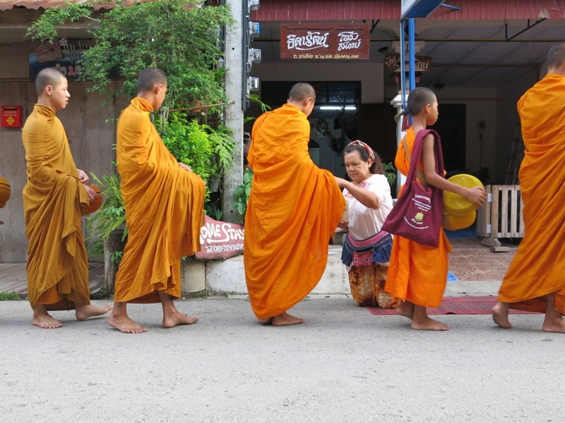 Ranný pochod mníchov po meste v severnom Thajsku