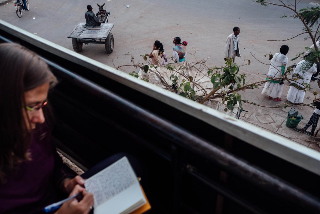 Píšuc si poznámky v mestečku v Etiópii, v rámci práce na Ženách, ktoré zostali (Autor Noel Rojo)