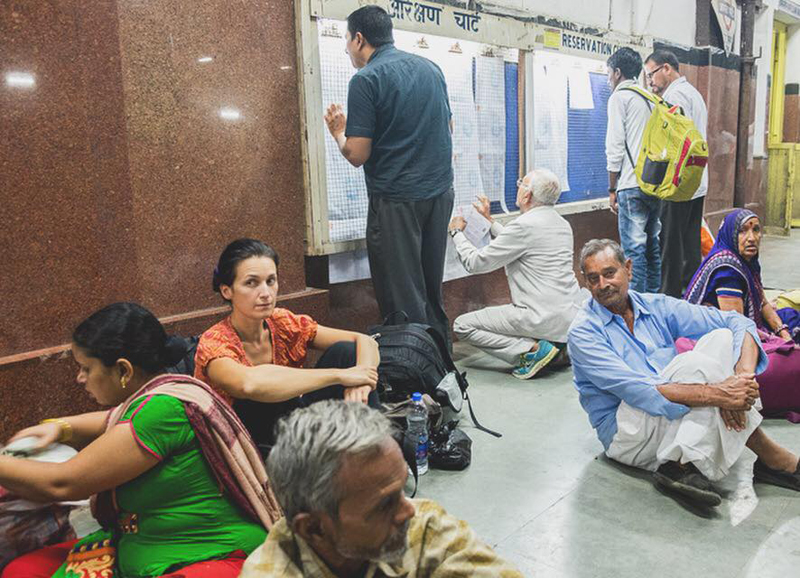 Slow travel znamená aj časté čakanie na zmeškané vlaky. Mesto Agra v Indii